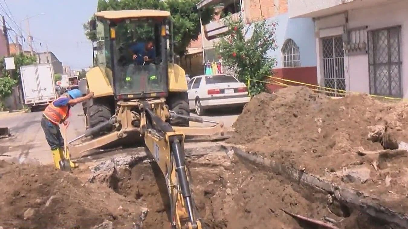 Siapa Repara Socavón Donde Volcó Pipa con 20 Mil Litros de Agua en Guadalajara