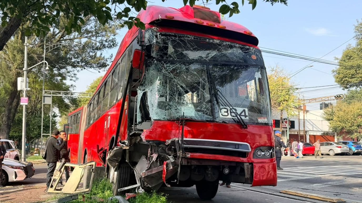 Choque de Metrobús Línea 2 Deja Seis Personas Lesionadas en la Benito Juárez