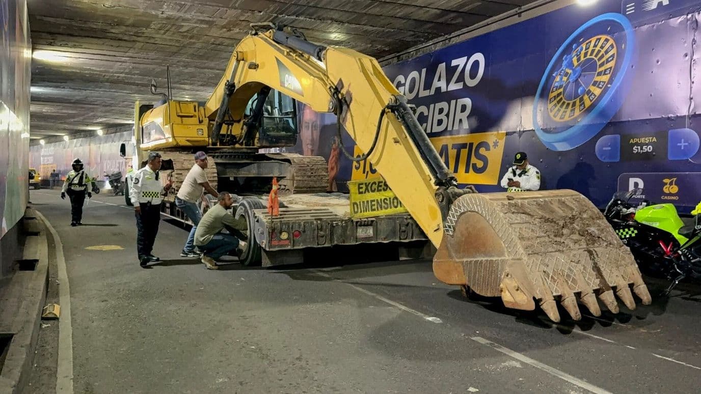 Tráiler con Maquinaria Pesada Queda Atorado en Bajopuente de Chapultepec e Insurgentes, en CDMX