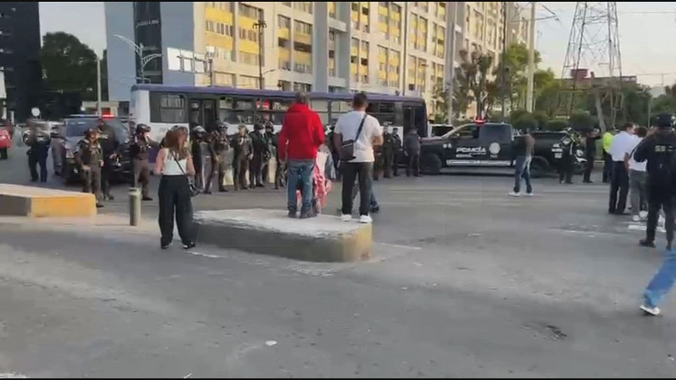 Riña entre Transportistas y Policías: Bloquean el Paso en Insurgentes Norte