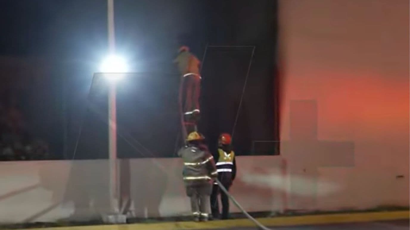 Combaten Incendio en Terreno Baldío en Santa Catarina, NL