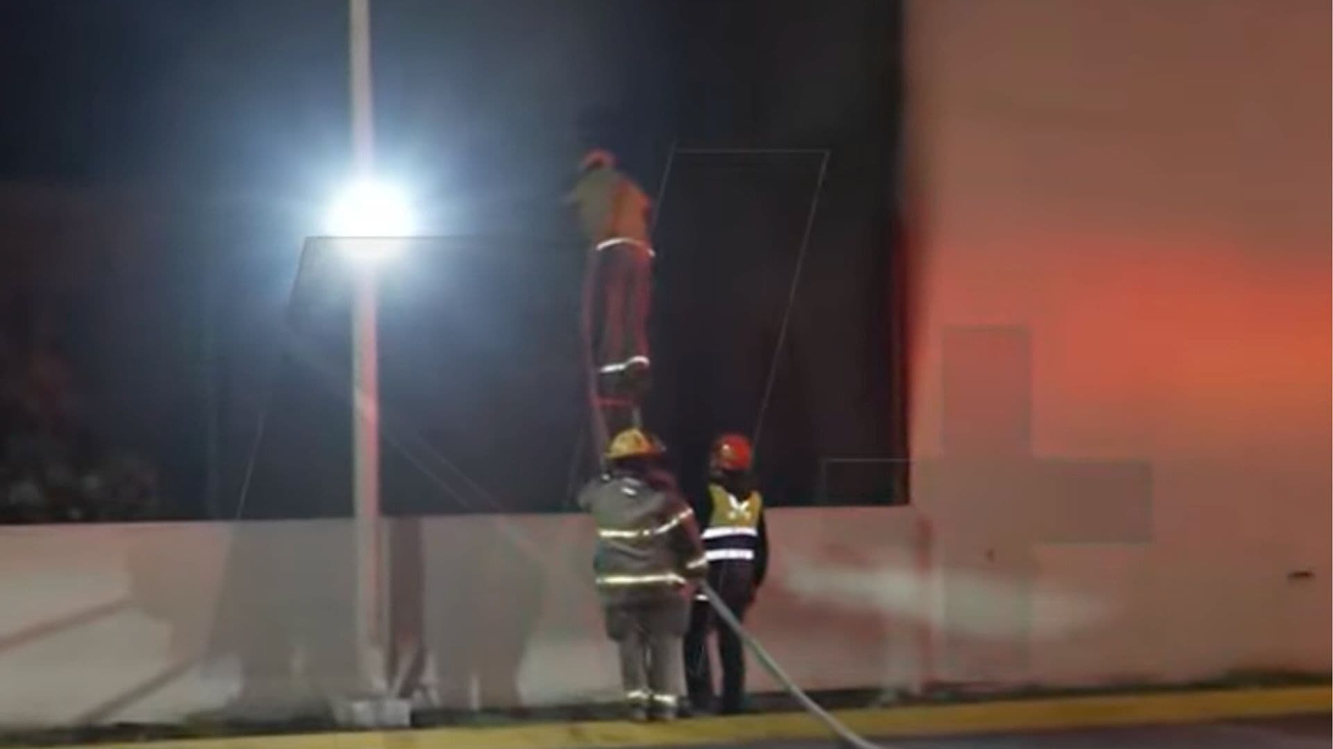 Combaten Incendio en Terreno Baldío en Santa Catarina, NL