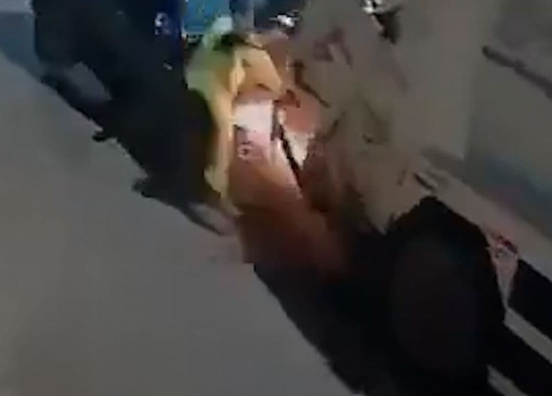 Trabajador de Limpia Salta a Tiempo y Se Salva de Ser Aplastado en Choque en Brasil