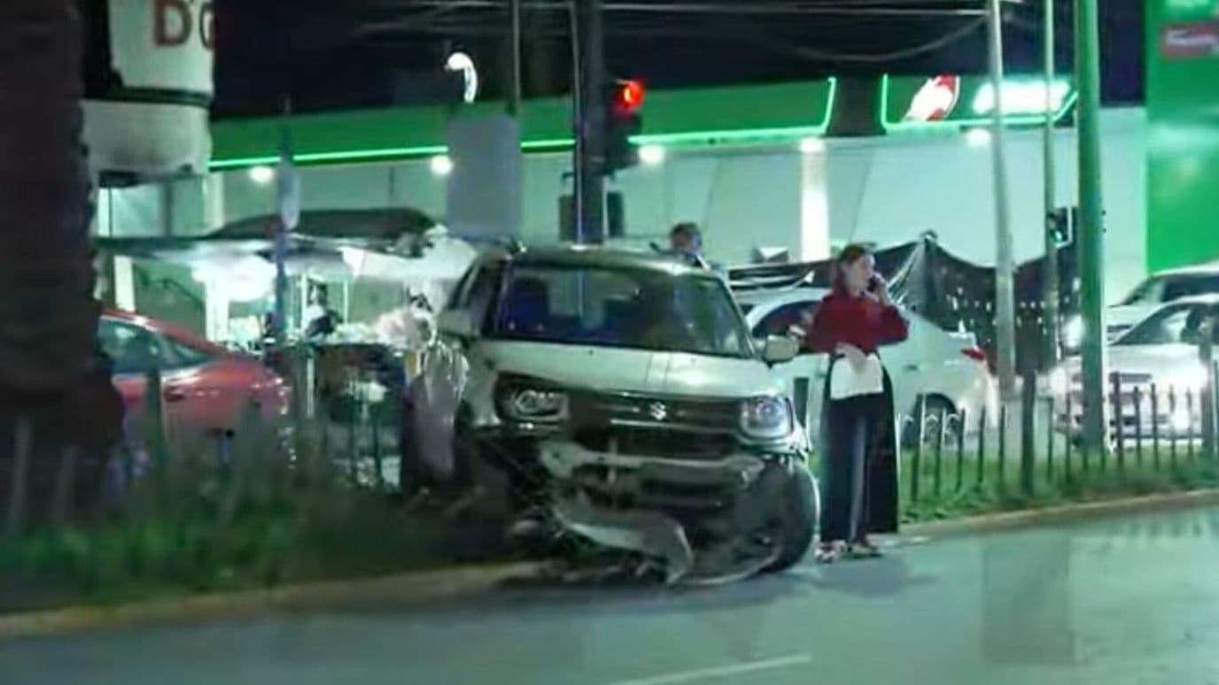 Auto Queda Atrapado en Camellón tras Accidente en Av. Madero en Monterrey