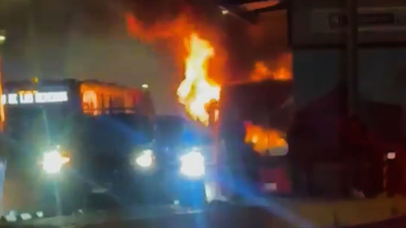 Reportan Incendio en Unidad del Metrobús en Iztapalapa, CDMX