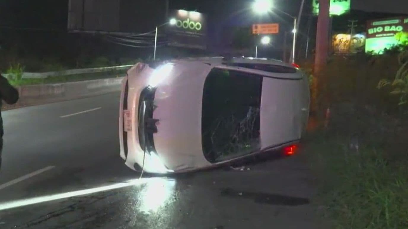 Choca y Termina Volcada en Blvd. Rogelio Cantú en Monterrey