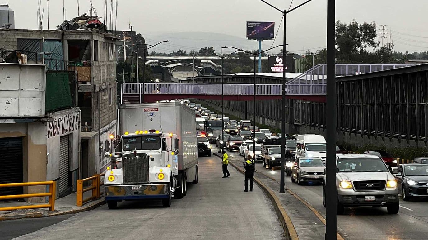 Tráileres Quedan Atorados y Causan Afectaciones Viales en Río Consulado