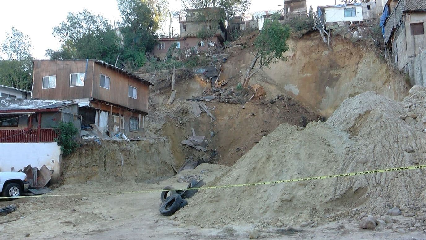 Deslave en Pedregal de Santa Julia Deja Siete Viviendas en Riesgo en Tijuana
