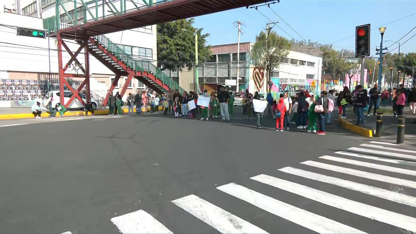 Padres de Familia Bloquean Avenida 5 de Febrero en la GAM