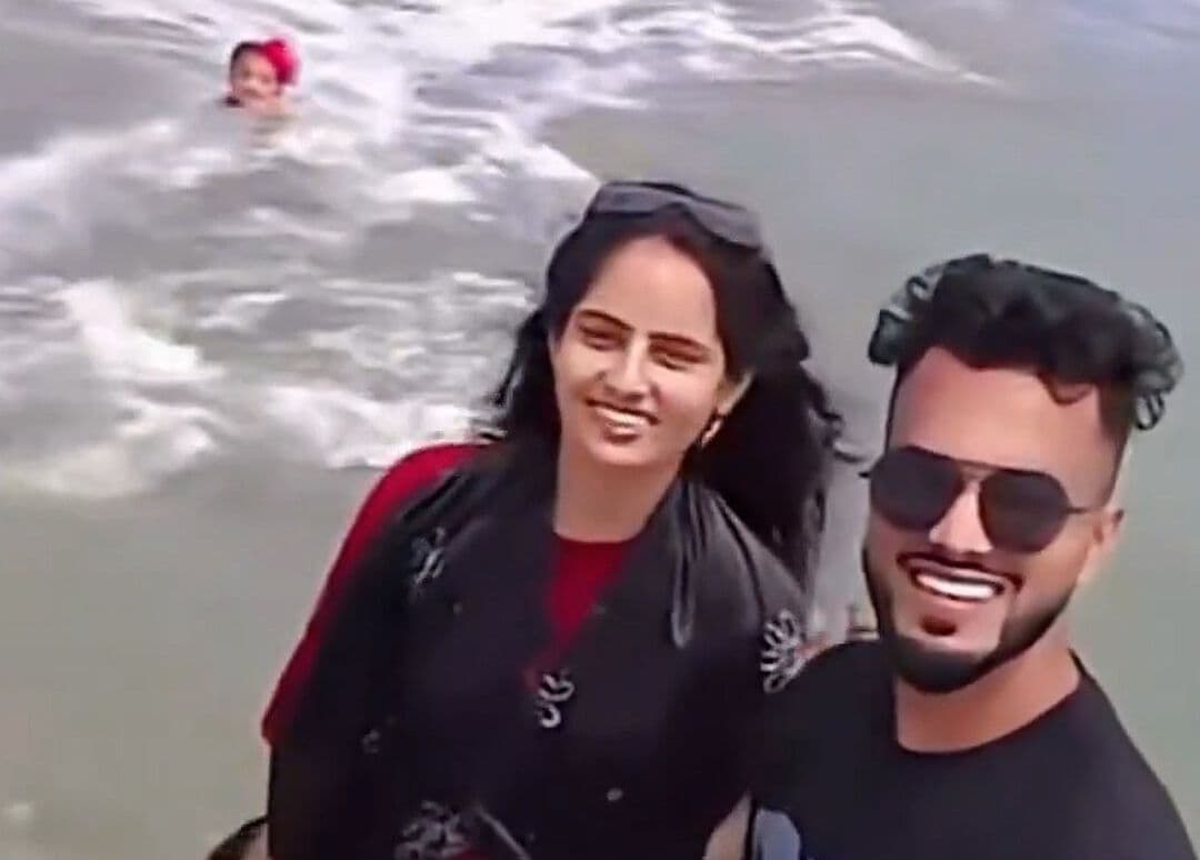 Ola Arrastra a Niña Mientras sus Padres Graban un Video en una Playa de India