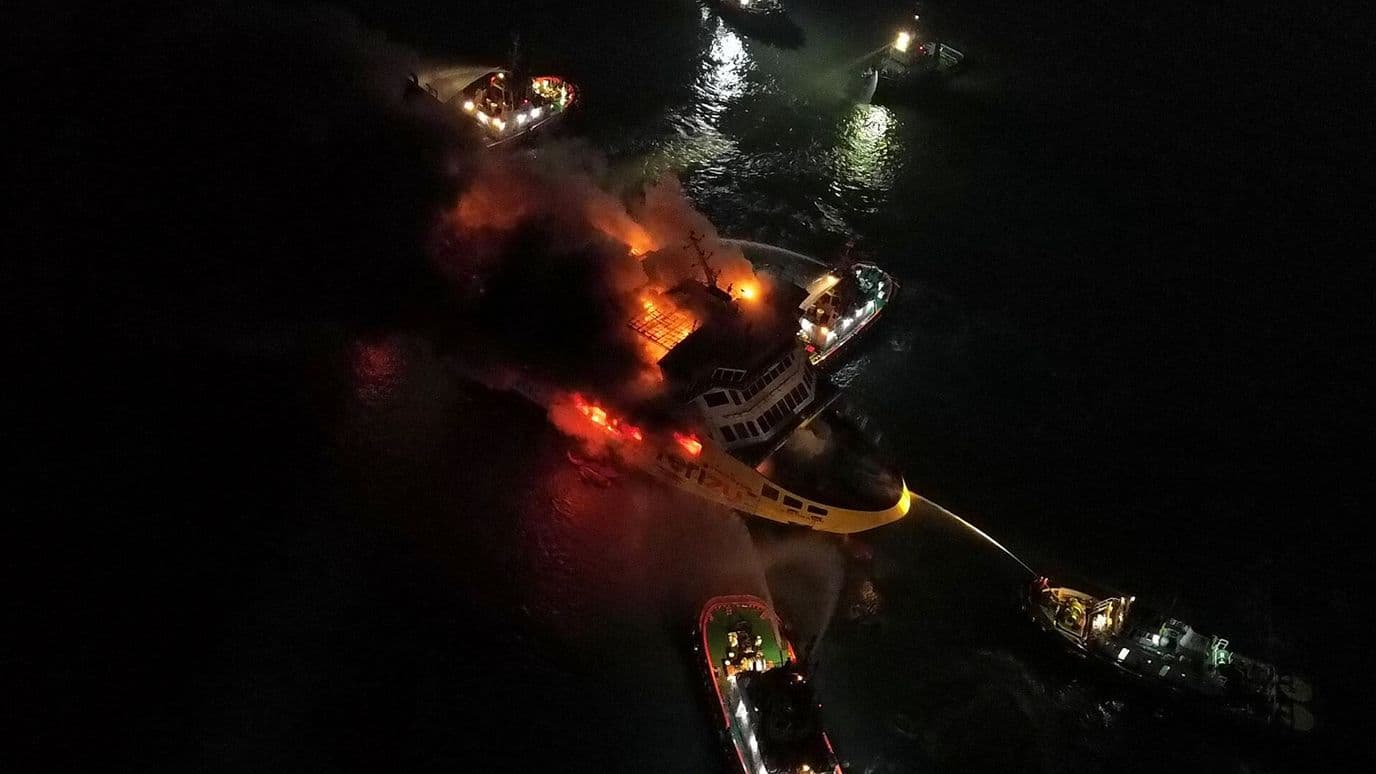Salvan a Pasajeros de Ferry Incendiado en Indonesia