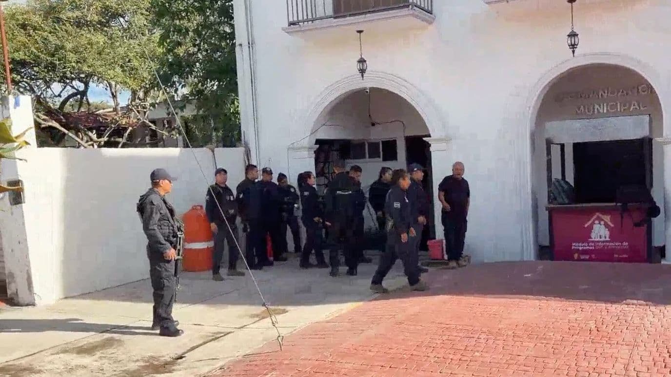 Policías Municipales se Manifiestan para Exigir Mejores Condiciones Laborales en Emiliano Zapata