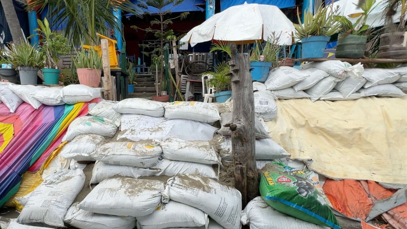 Colocan Costales en Palapas por Marejada en Zona de Playa en Veracruz