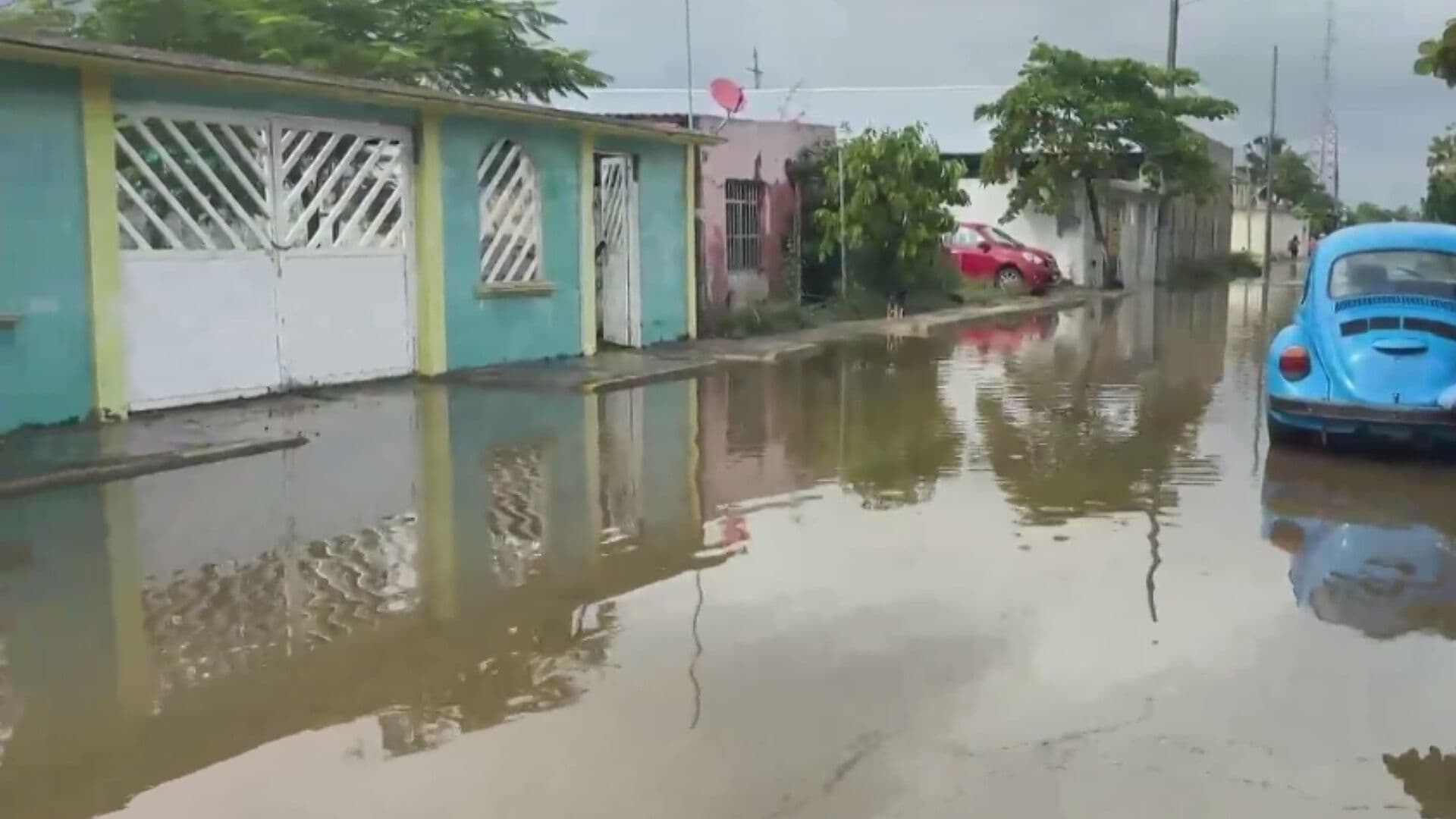 Así se Ven las Calles Inundadas por las Intensas Lluvias en Nanchital, Veracruz