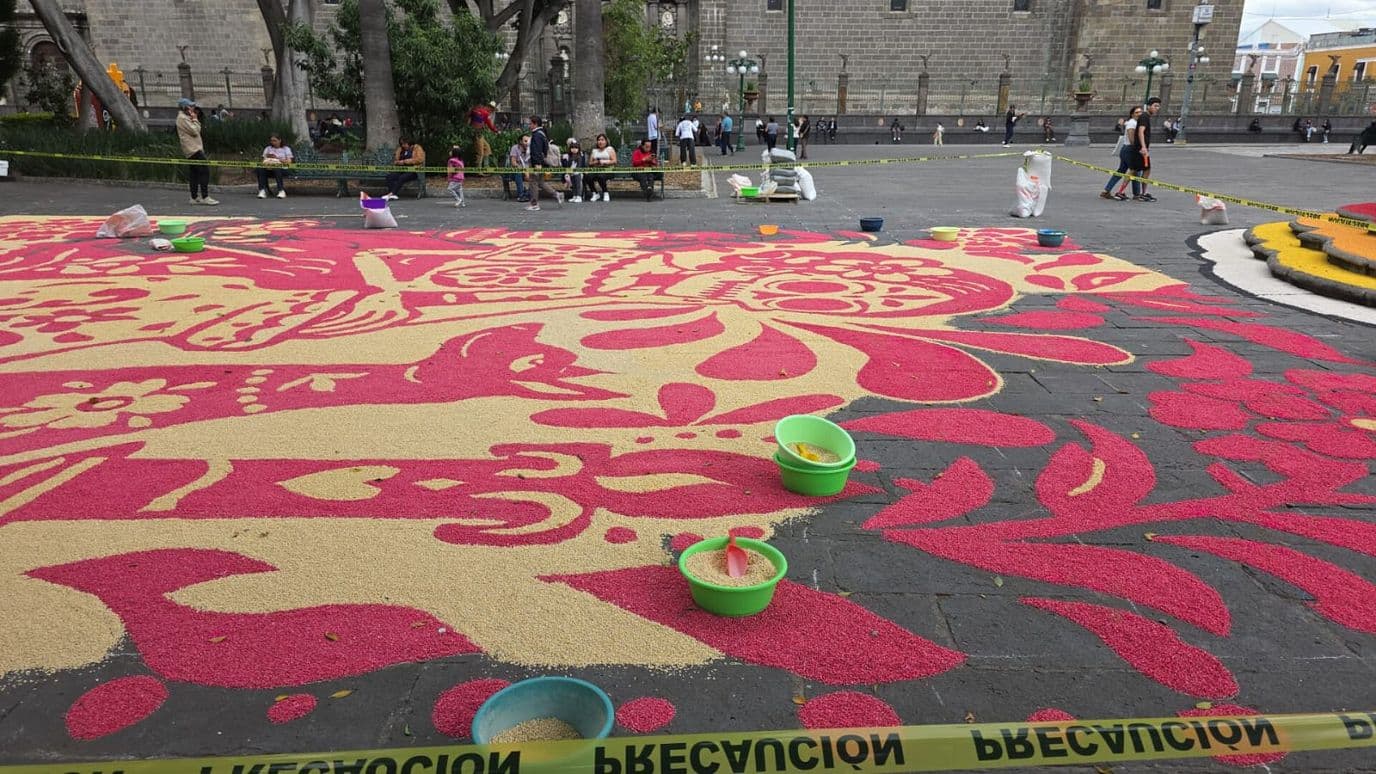 Artesanos Iniciaron Colocación Tapete Monumental Día de Muertos 2026 Zócalo Puebla