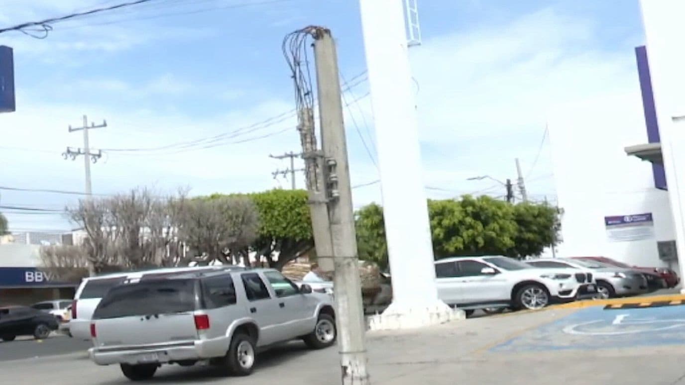 Denuncian Poste en Malas Condiciones en la Colonia Arbide en León