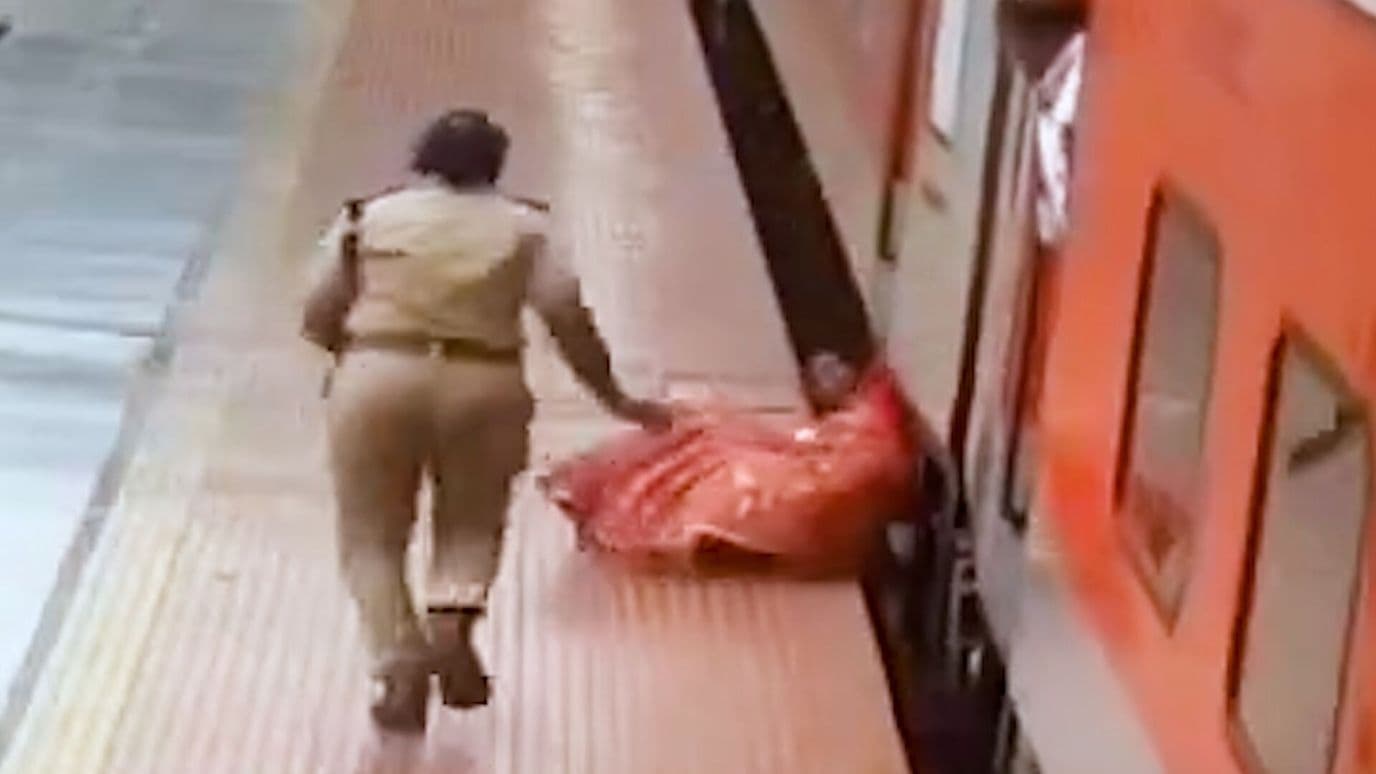 Policía Salva a una Mujer de Ser Atropellada por Tren en India