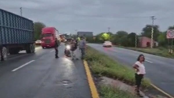Derrape de Tráiler Paraliza Vialidad en Hualahuises