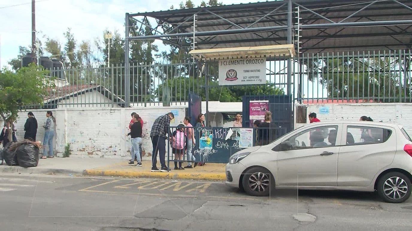 Padres de Familia Llevan Cubetas y Garrafones de Agua a Escuela de Guadalajara