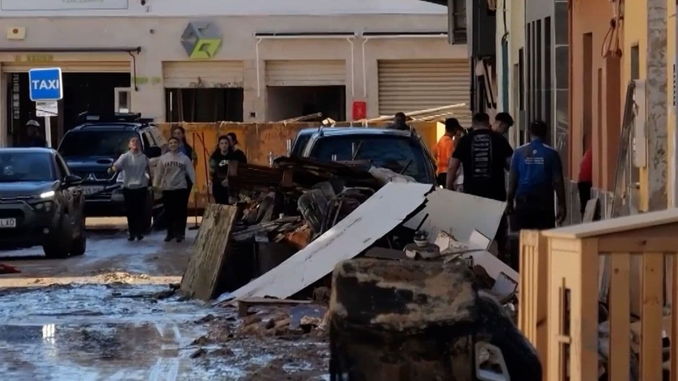 Limpian Desastre en España Tras Paso de la Tormenta Adam en Valencia y Alicante