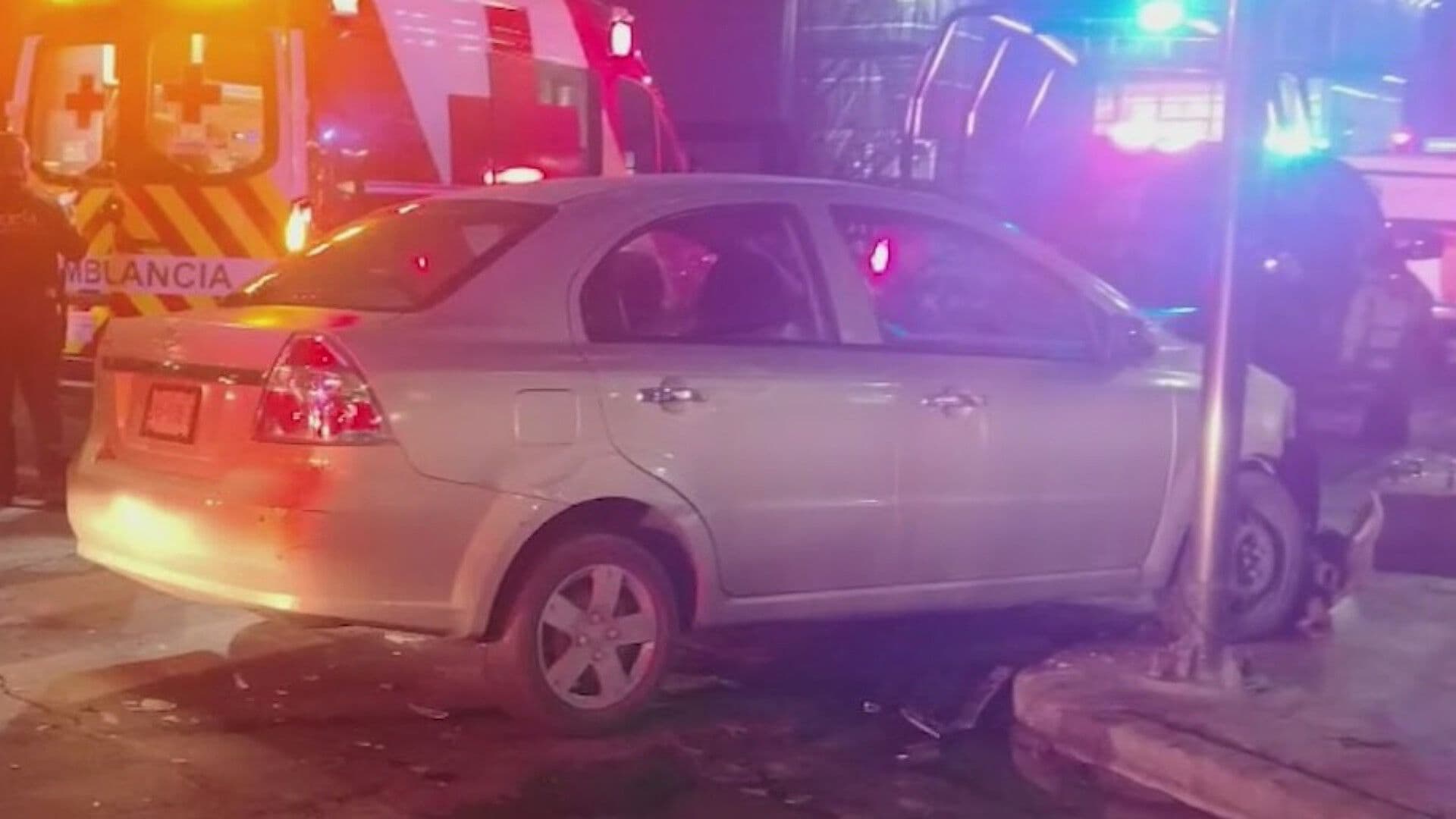 Deja Dos Lesionados Choque de Patrulla y Carro en Av. Pino Suárez