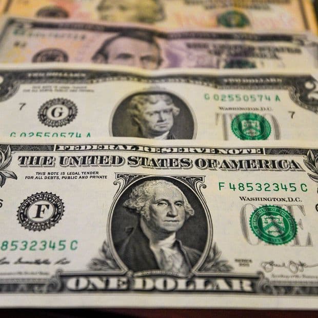 Dólar Sigue Arriba de los 18 Pesos por Precio del Petróleo