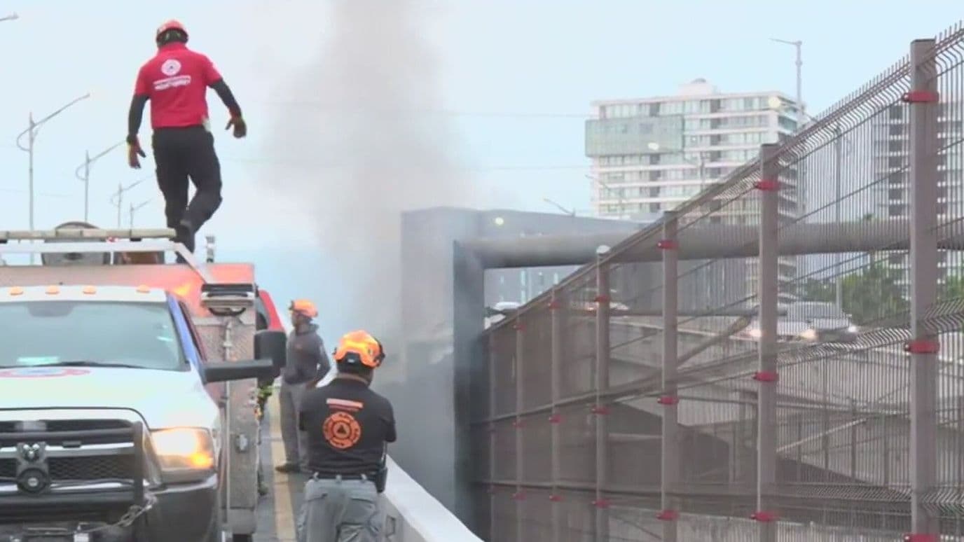 Alerta Fuego en Zona Aledaña a Viaducto del Metro en Av. Alfonso Reyes en Monterrey