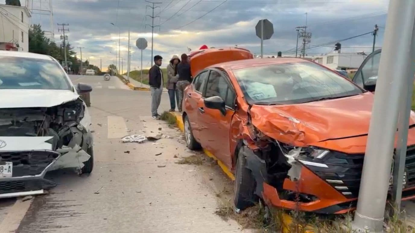 Accidente Dos Automóviles Avenida Casuarinas y Calle Cedro La Victoria Puebla
