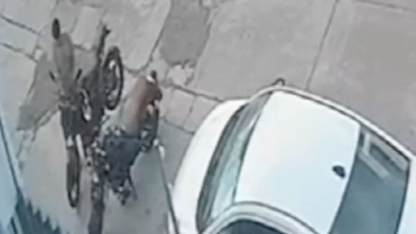 Presunto Ladrón Tarda Menos de 30 Segundo en Prender y Llevarse Una Motocicleta en León, Guanajuato