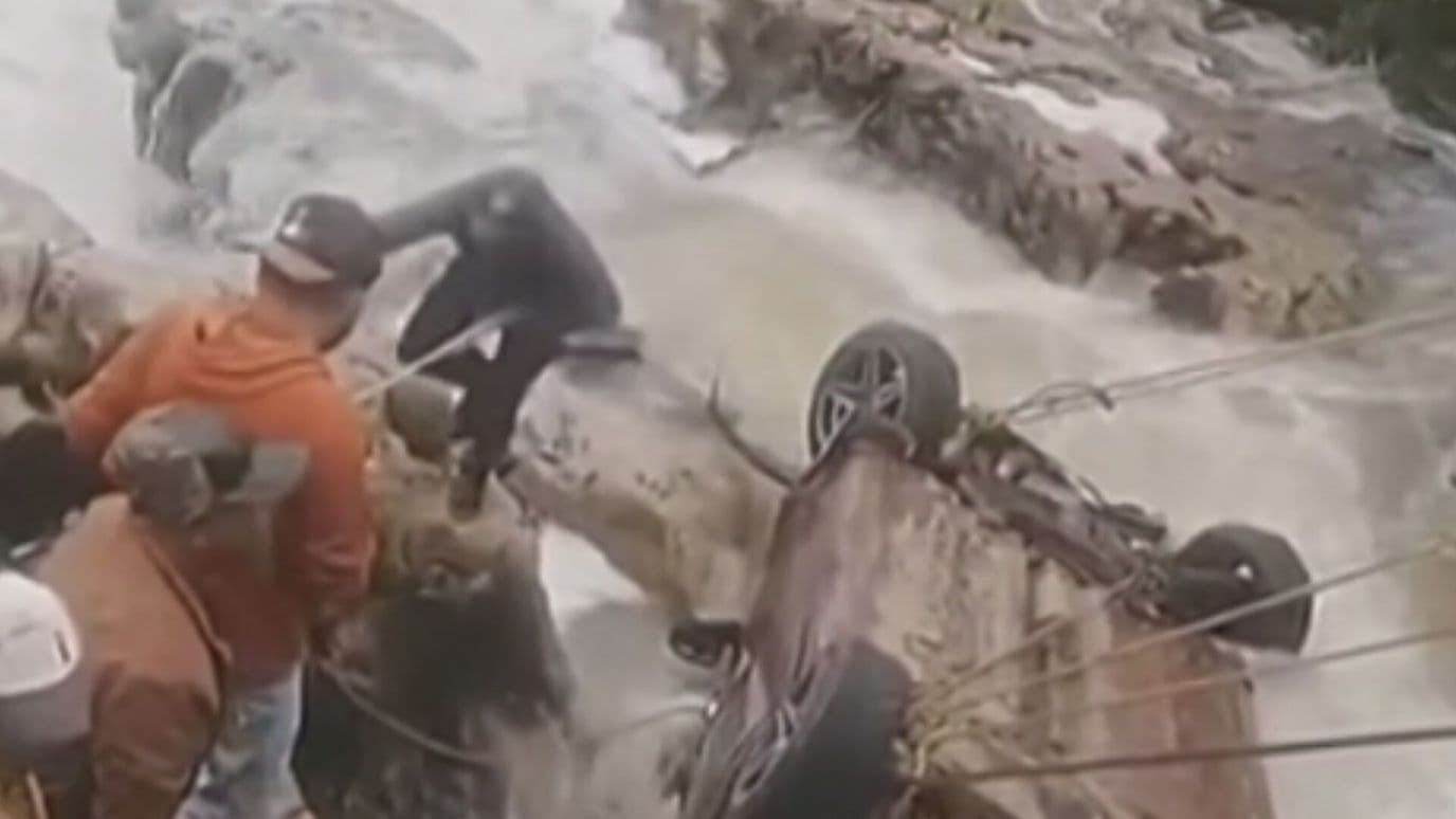 Video | Rescatan a una Mujer Atrapada en un Auto que Cayó a un Río en Chiapas