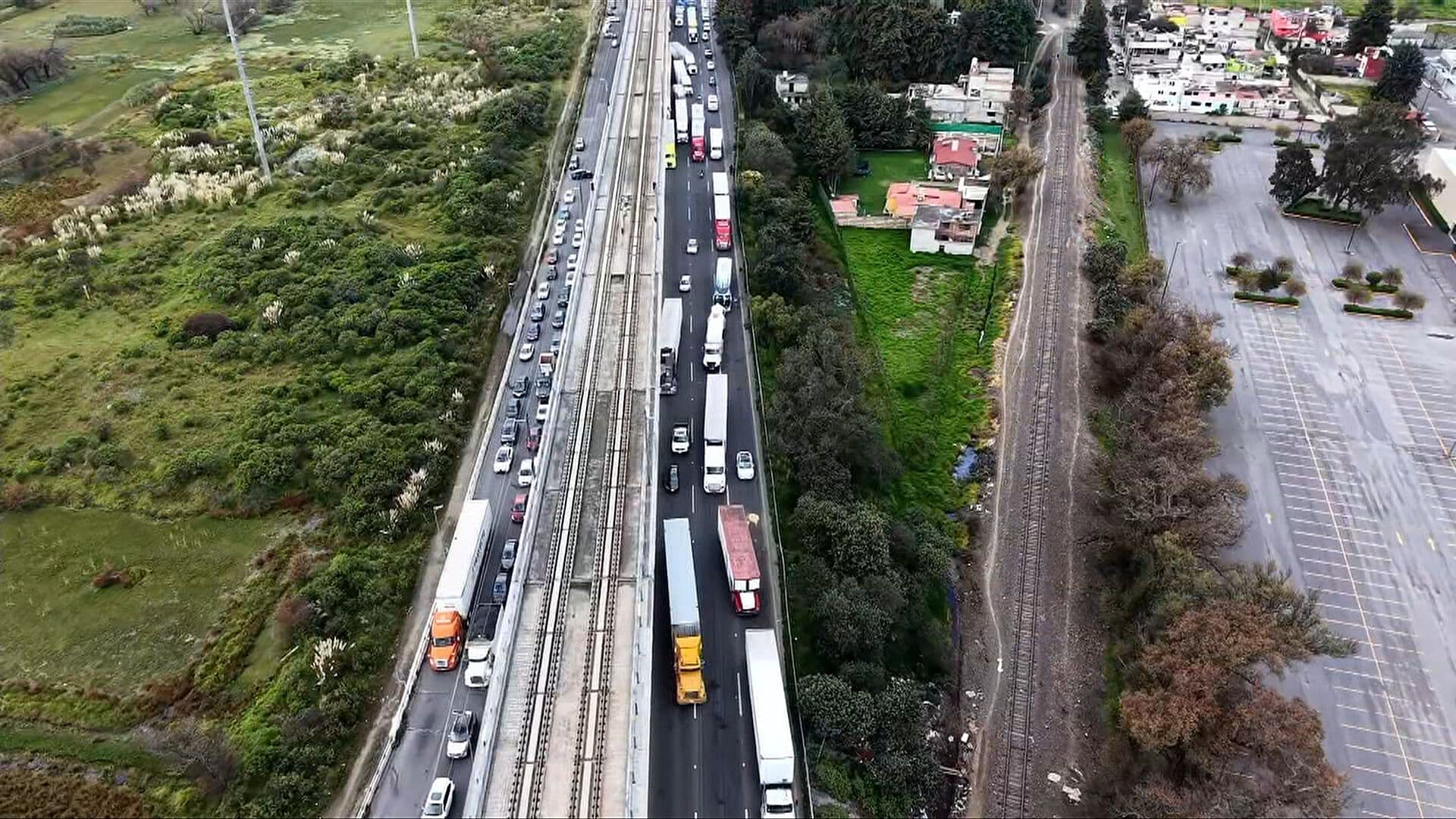24 Horas de Bloqueo en la México-Toluca: Dron de N+ Capta Caos Vial en la Zona