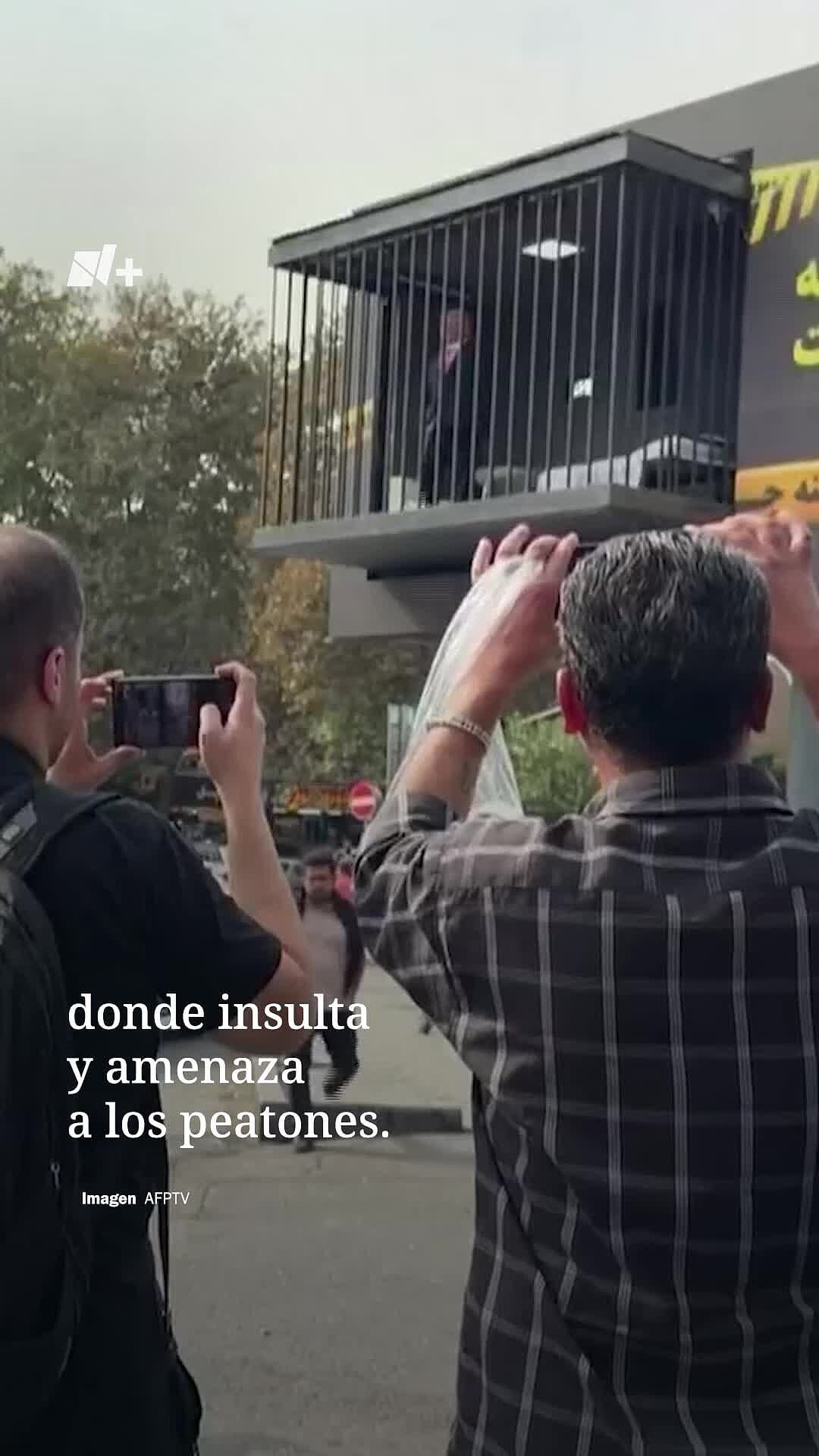 Exhiben a un Falso Donald Trump Encarcelado en una Plaza de Irán