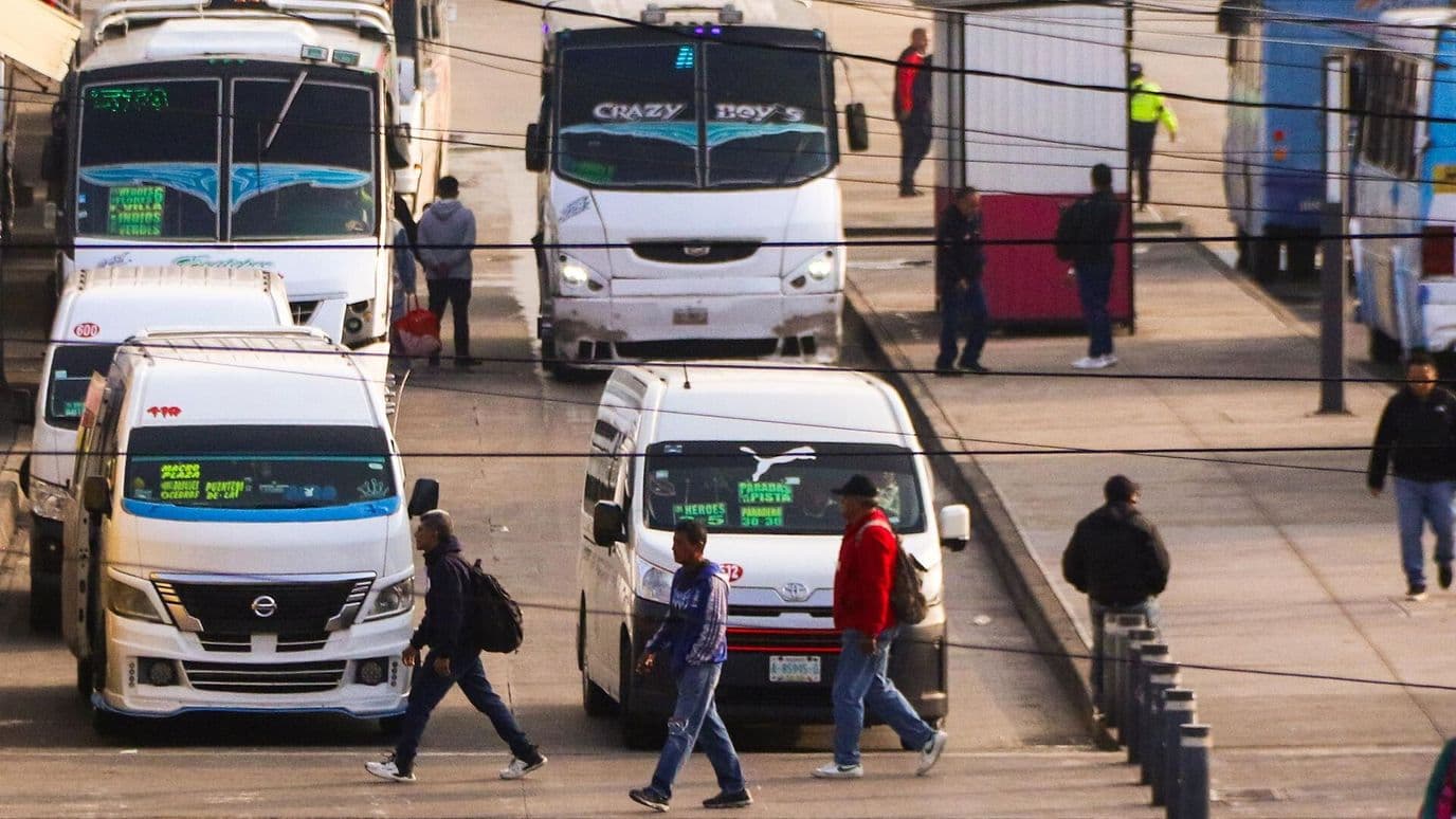 Seis Camiones y 5 Horas de Camino: Así es la Odisea de Viajar Desde el Edomex