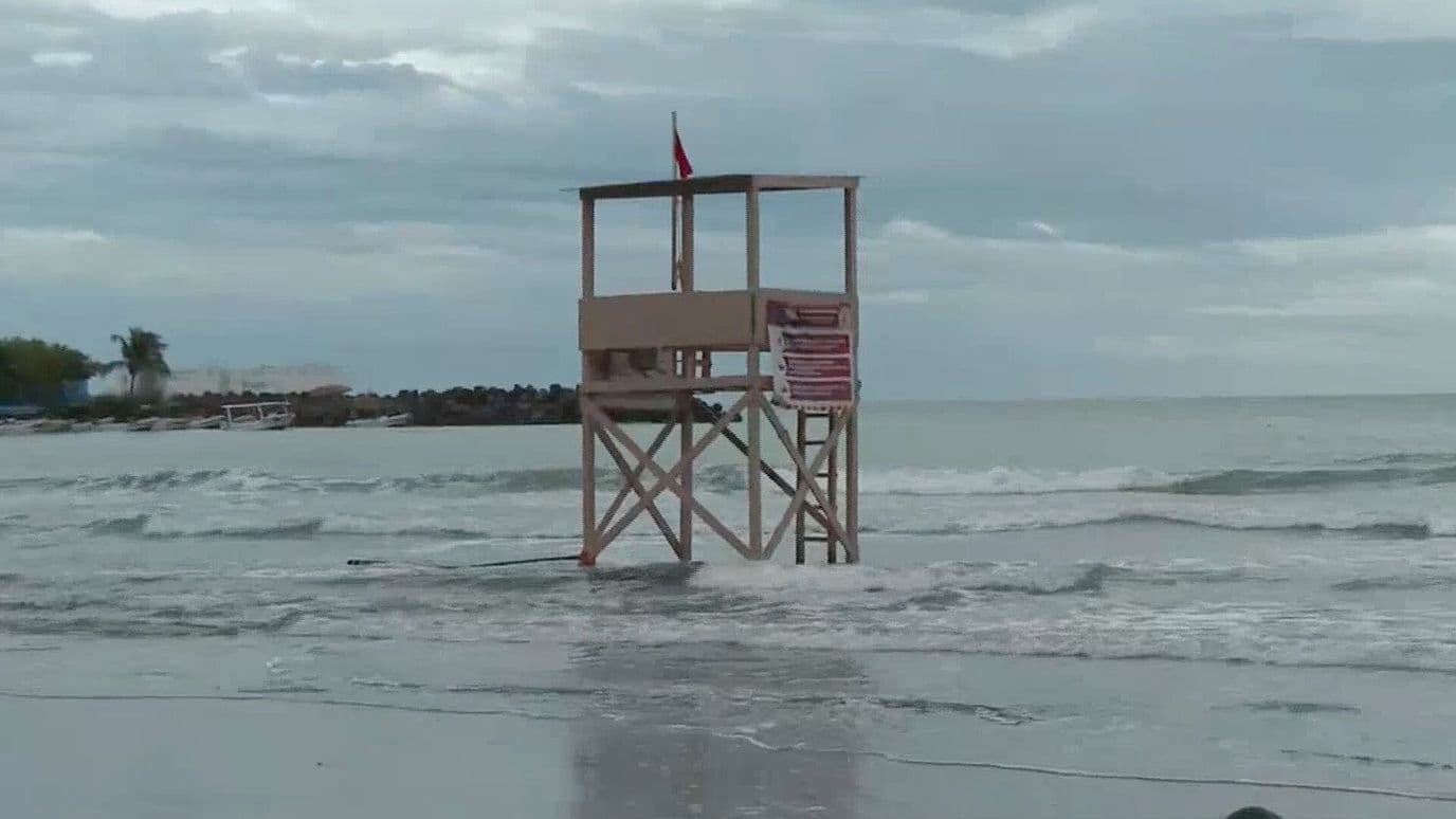 Oleaje Elevado y Fuerte Marejada Mantiene Cerradas las Playas en Veracruz Piden No entrar al Mar