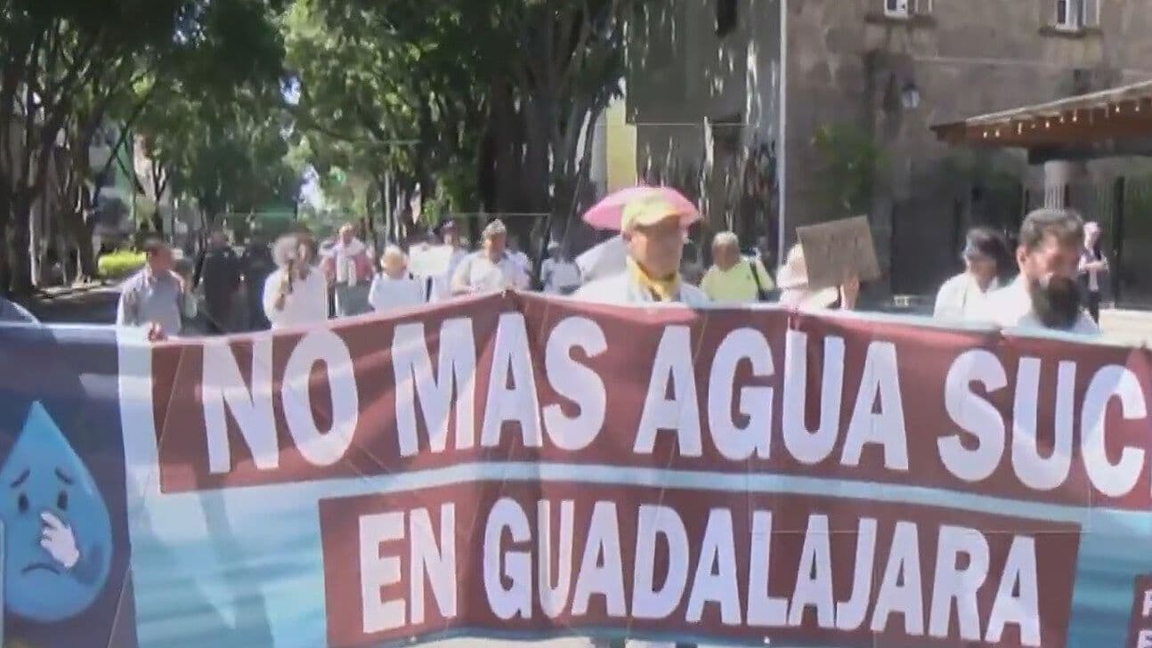 Manifestantes Cierran 3 Carriles en Avenida Juárez, en Guadalajara; Exigen Agua Limpia