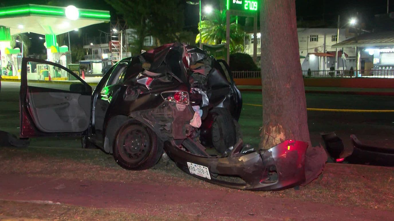 Joven Choca Contra Dos Árboles y Destroza su Auto en Guadalajara