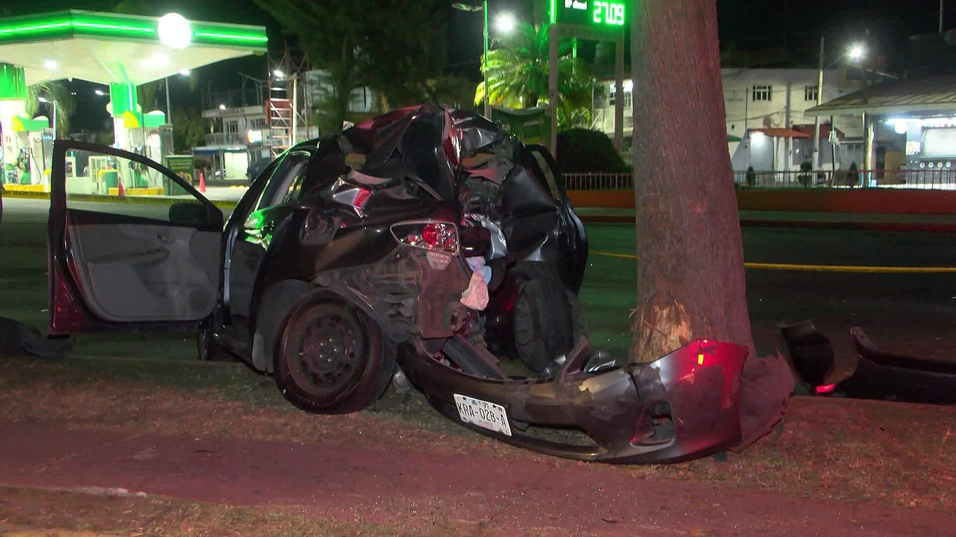 Joven Choca Contra Dos Árboles y Destroza su Auto en Guadalajara