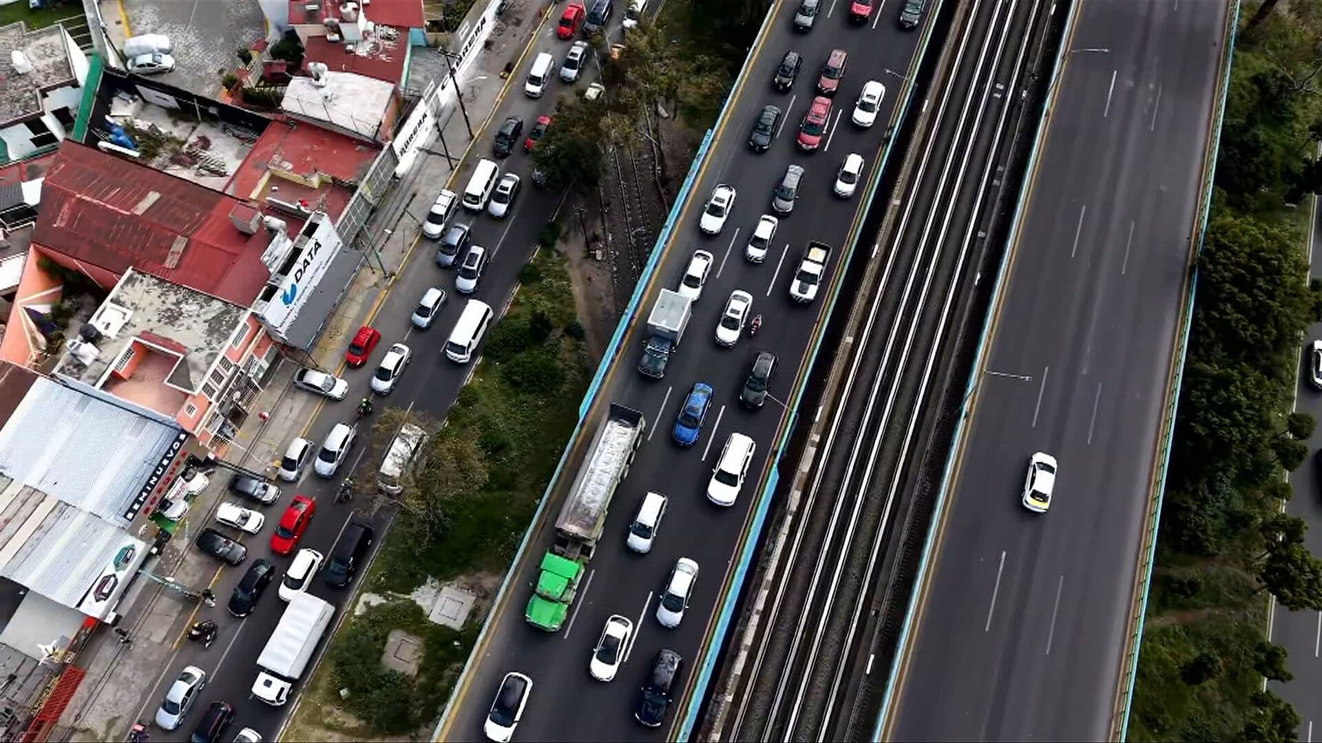 Desde el Aire: Circulación Complicada en Avenida Central por Bloqueo de la FES Aragón