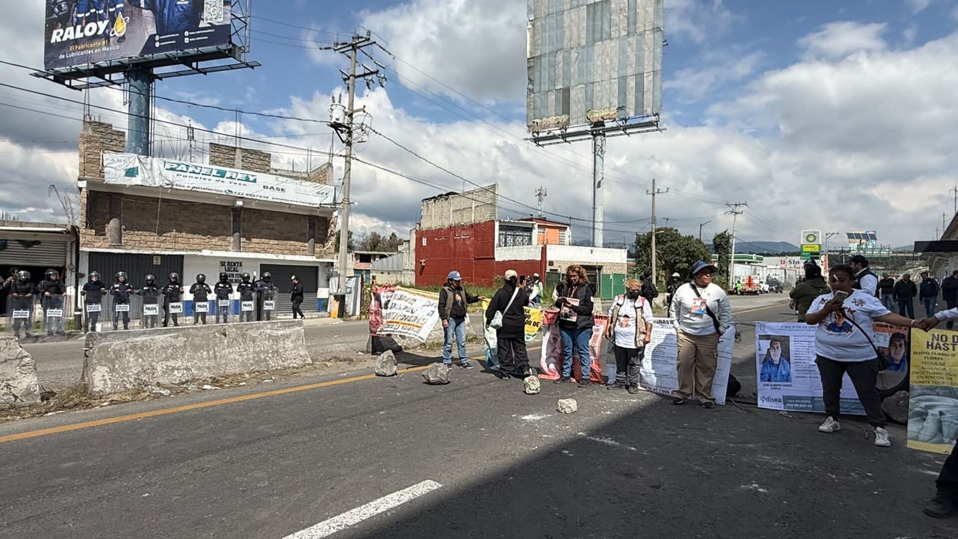 Suman 27 Horas de Bloqueo de Madres Buscadoras en Autopista México-Toluca
