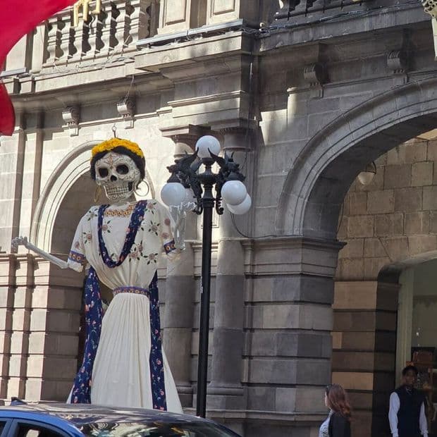 Así Lucen las Catrinas Monumentales que Decoran el Centro Histórico de Puebla