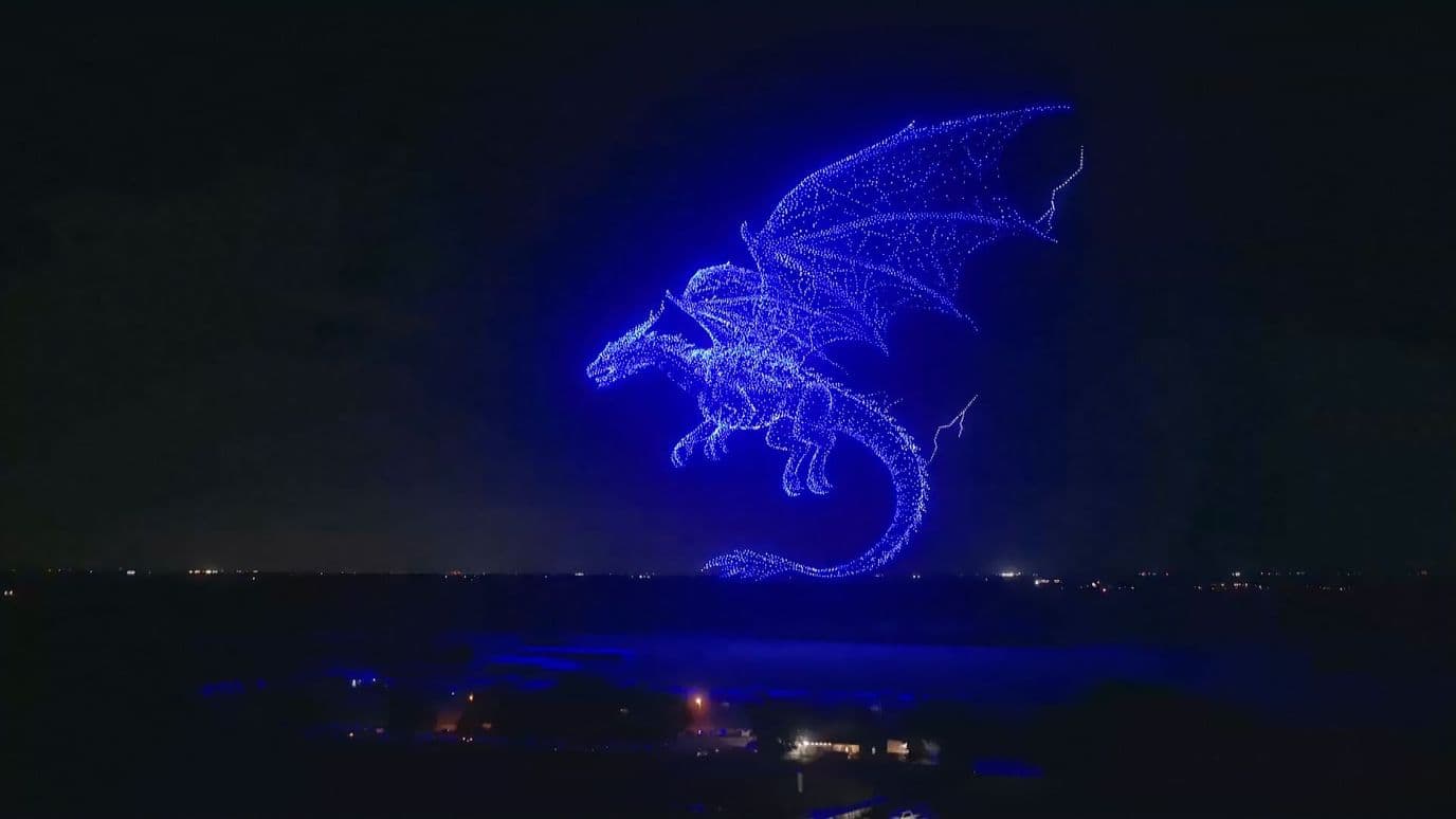 10 Mil Drones Rompen Récord Guinness al Formar un Dragón en el Cielo de Texas