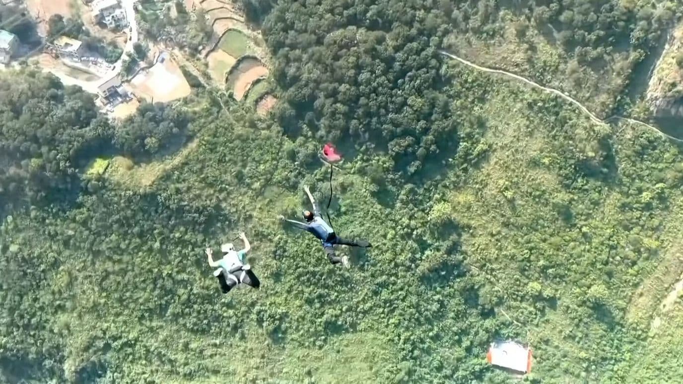 Practican Salto BASE desde el Puente Más Alto del Mundo en China