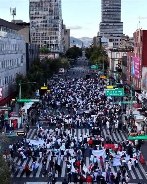 Así se Ve desde el Aire la Marcha Rumbo al Zócalo de Trabajadores del IMSS