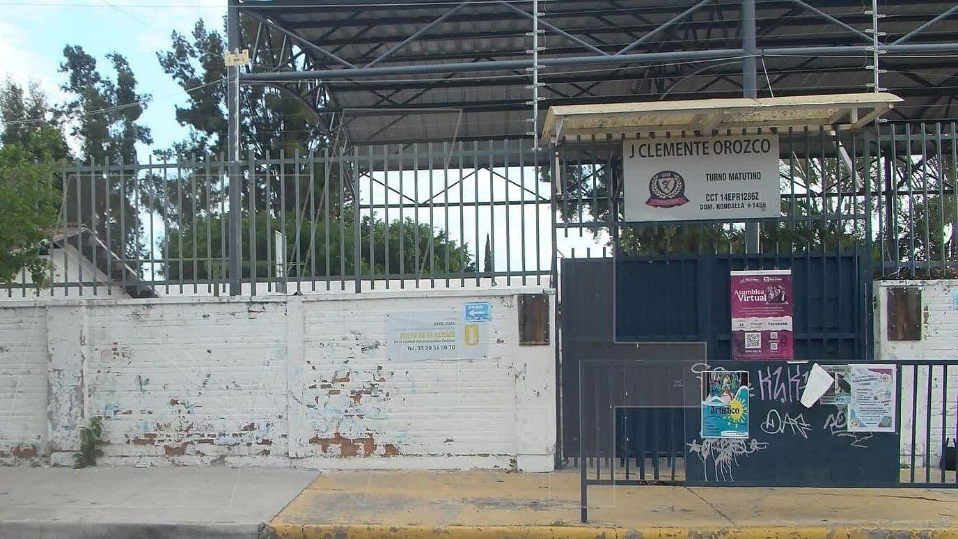 Escuelas de Guadalajara Piden a Padres de Familia Llevar Agua ante Esquema de Tandeos