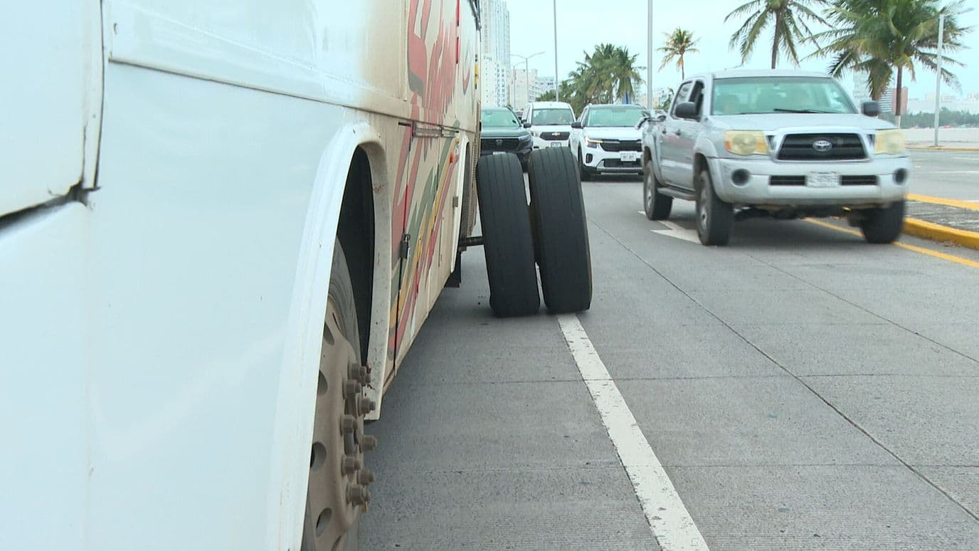 Autobús Termina con Ruedas Traseras Fuera de su Eje en Infonavit El Morro Boca del Río Veracruz