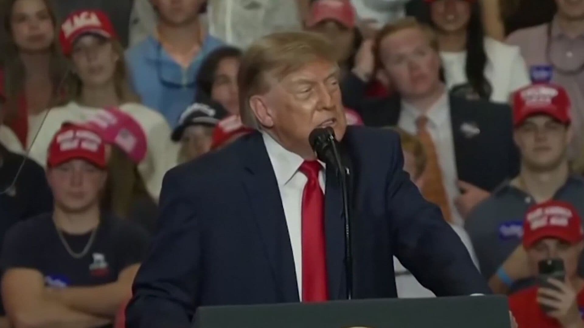 ‘Gente Loca’: Trump tras Ser Interrumpido en Mitin de Carolina del Sur