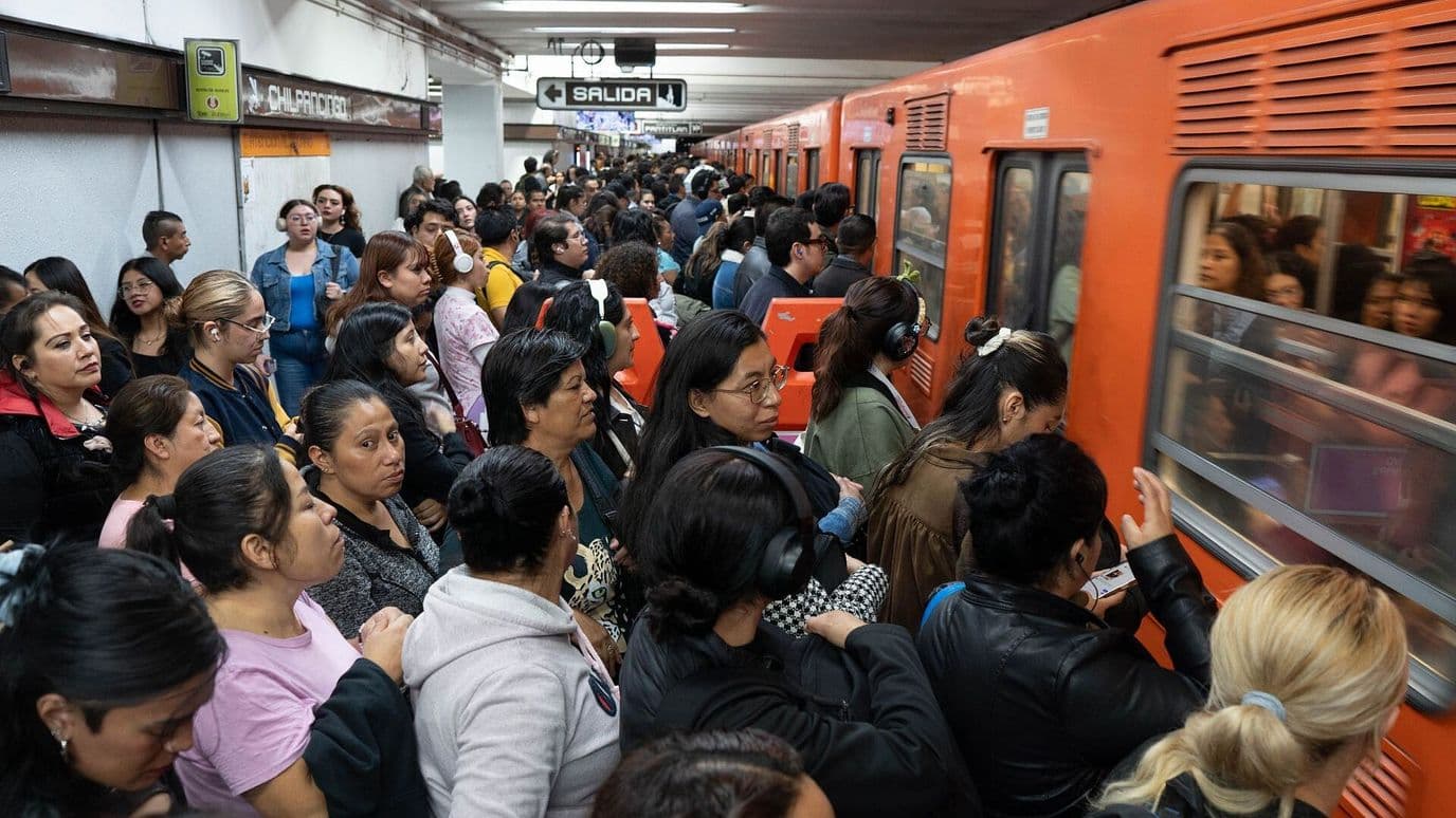 Colapsa Servicio del Metro de CDMX por Quema de Basura y Caída de Bastón a Vías