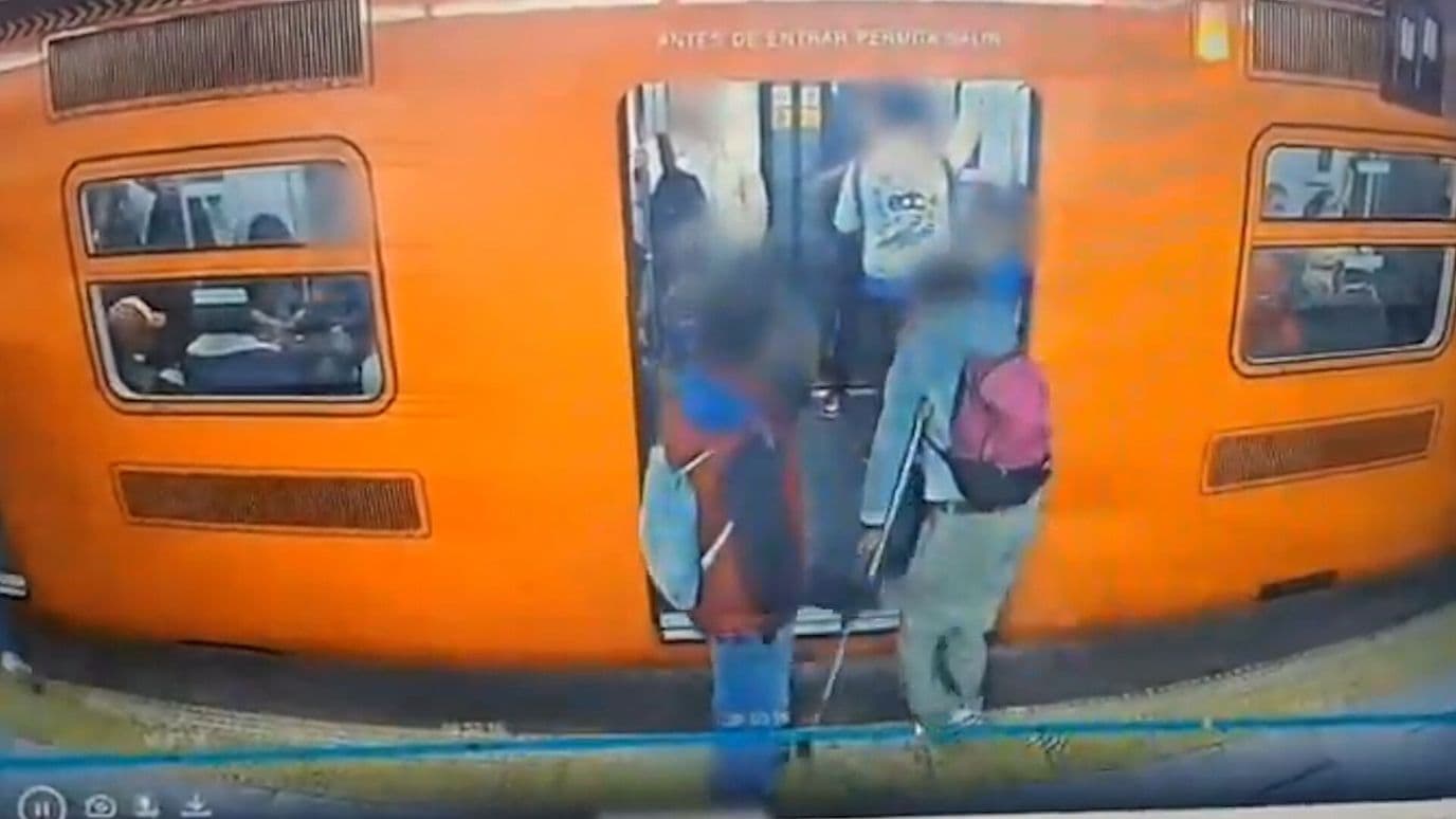 Momento en que Cae Muleta en Metro Moctezuma
