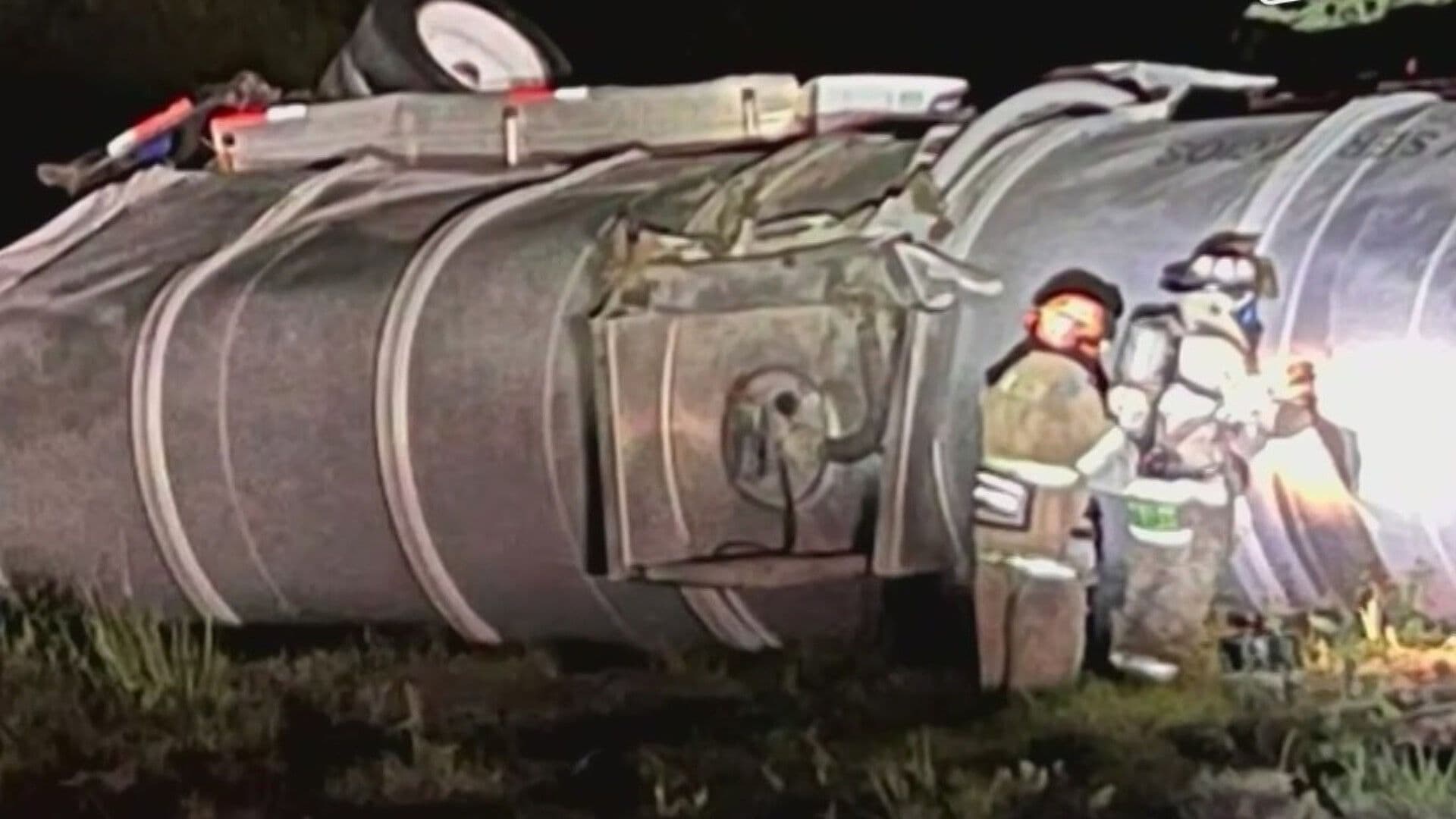 Vuelca Tráiler, Abandona Pipa y Huye con la Mitad de su Carga en Linares, NL