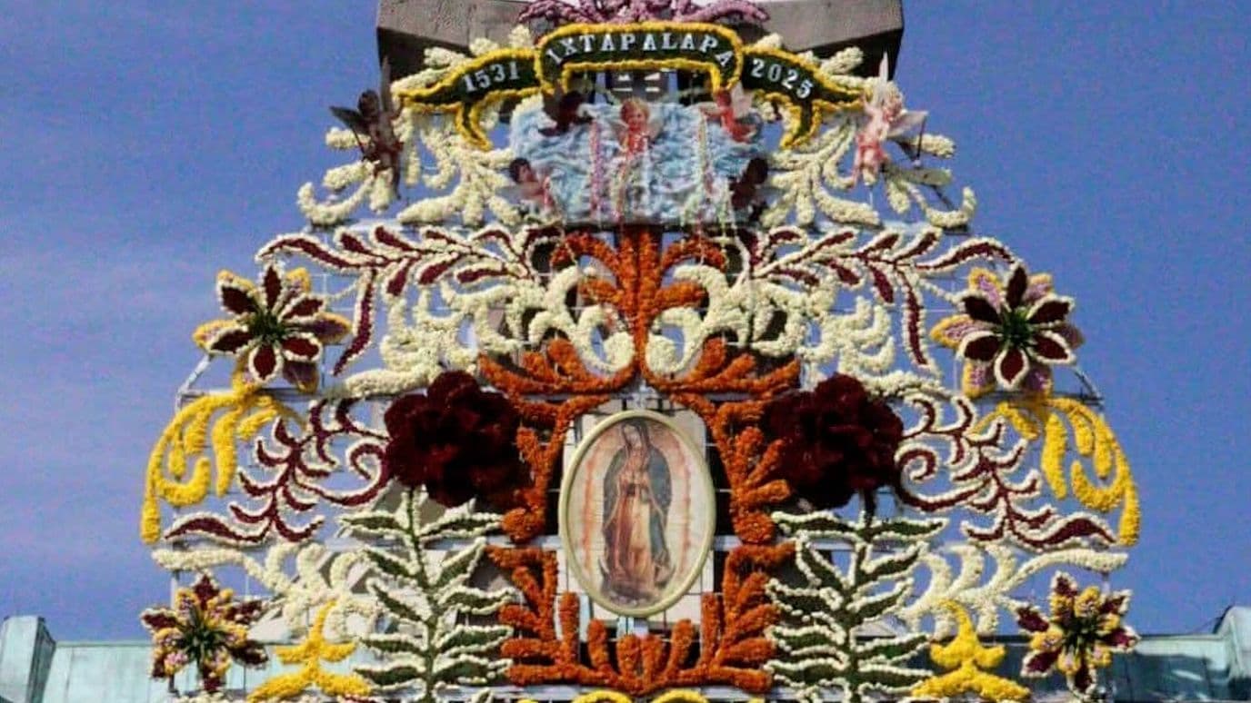 Don René Lleva 53 Años Creando las Portadas Florales de Iztapalapa